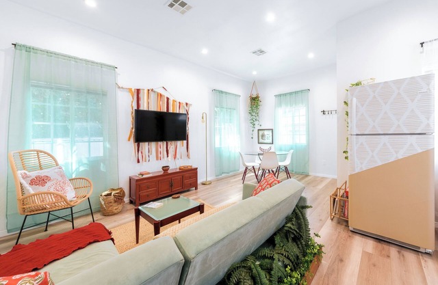 Gated, stylish 3BR bungalow - private parking - Silverlake/Echo Park adjacent