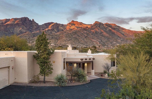 Gather the family! Luxury. Relaxation. Views. Pool.