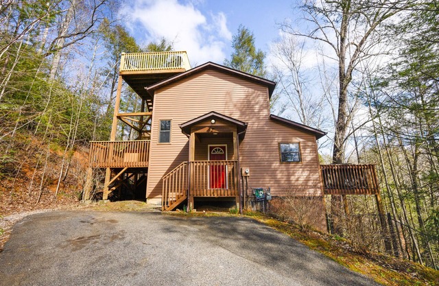 Gatlinburg cabin, Arcade games, hot tub, no scary roads, PERFECT location