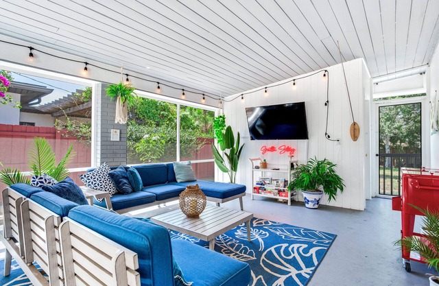 Gattu Stay— Sunroom w/TV & Games, Outdoor Fire Pit, Walk to the Bay!