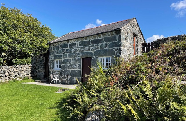 GELLI BACH AT GELLI LAS, pet friendly, with a garden in Llanbedr