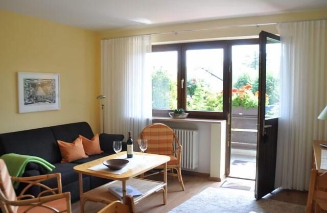 Gemütliche FeWo (52qm) für zwei Personen. Sonnenliegen im Garten.
