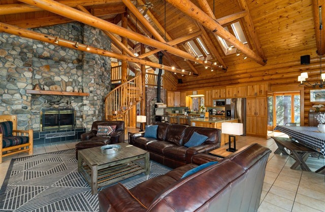 Gemini Lodge- Spacious Log Home Retreat