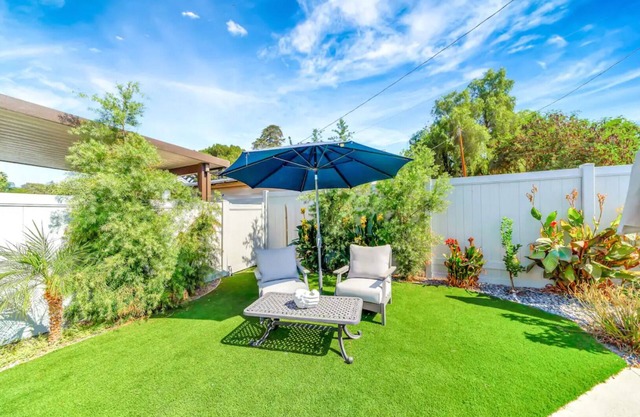 Generous King- Suites W/Backyard Bliss & Barbecue!