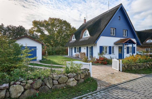 generous thatched cottage (160 m²) on the Baltic Sea, sauna, stove, forest edge location