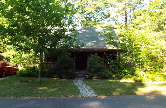Genuine Log Cabin on Beautiful Goshorn Lake