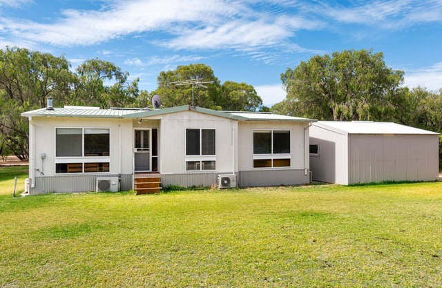 Geographe Gateway is an ideal stay for you, your family, and your friends less than 500m from the so