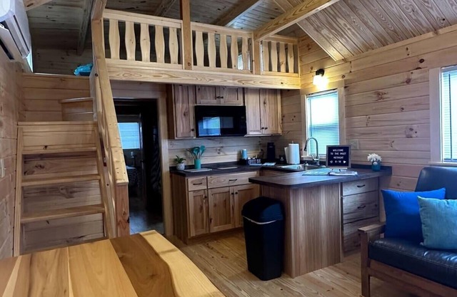 Get-away Cabin in Surf City w/Loft and Parking