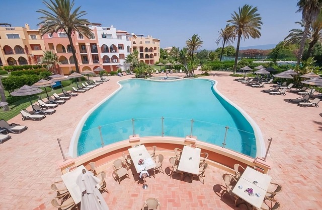 Get Ready for Blissful Getaway! Full Kitchen, 2 Outdoor Pools, Free Parking!