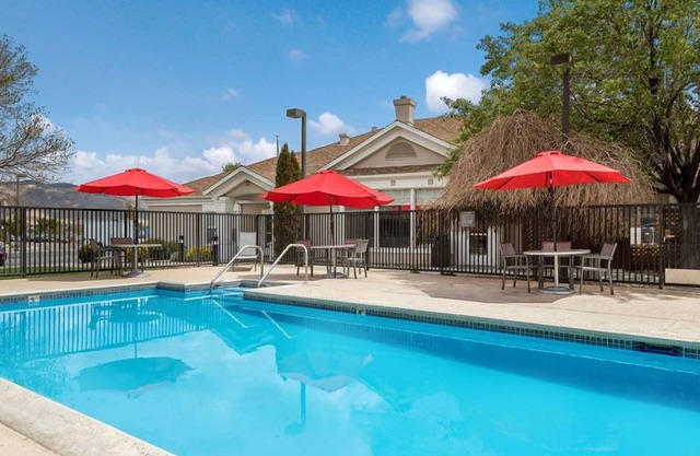 Get Ready for Blissful Getaway! 3 Relaxing Units w/Full Kitchen, Pets Allowed!