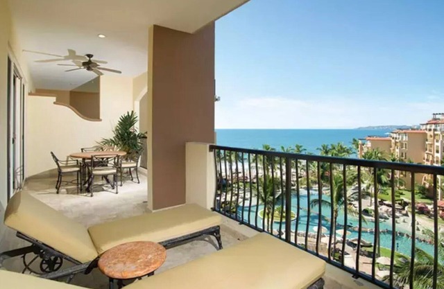 Getaway 2BR Suite at Villa del Palmar Flamingos