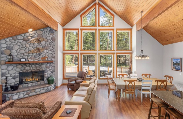 Getaway Moose-Hot Tub, Deck, WIFI, BBQ, Sleeps 6