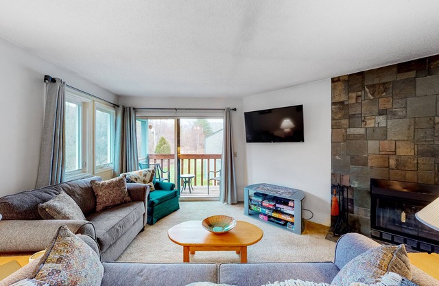 Getaway with a fireplace, washer/dryer, cable, pool, & golf nearby