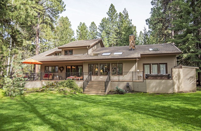 GH219 | Luxury home in a quiet area w/hot tub and private big grass yard.