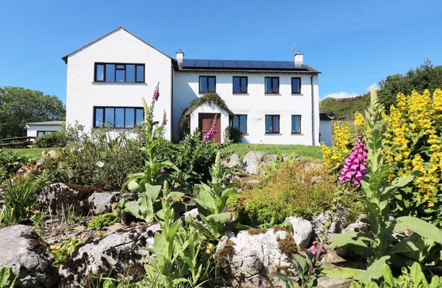 GHYLL BANK HOUSE, pet friendly, character holiday cottage in Staveley