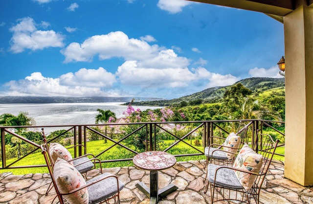 Gigantic Volcano and Lake Views, King Bed