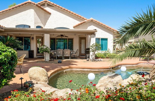 Gilbert Ranch neighborhood, Single level home with pool, hot tub, and fire pit!