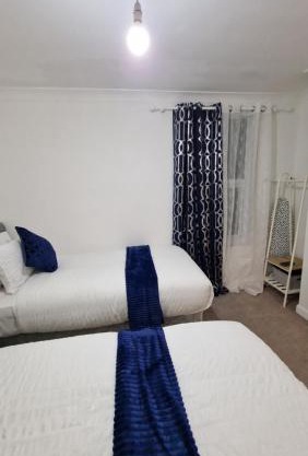 Gillingham Home - Sleeps 4 - Comfort & Convenience