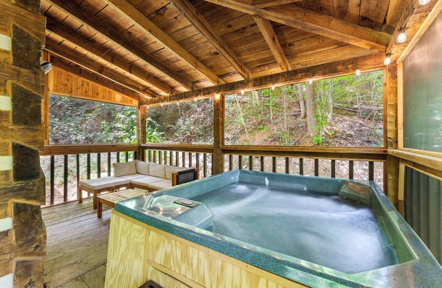 Girls' Trip Cabin for 6 w/Hot Tub & Fire Pit!