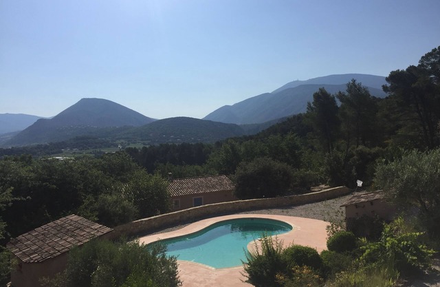 Gite with spacious rooms, swimming pool, beautiful view of Ventoux and near the river.