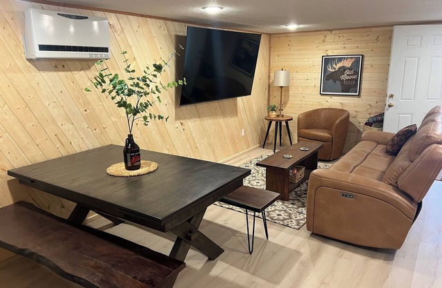 GLACIER CREEK APARTMENT-Enchanting 4 bedroom apartment with WiFi n scenic Seward