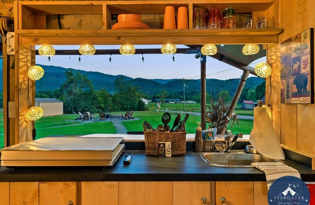 Glamp Near GSMNP|Heat|AC|WiFi|Pet Friendly Conveniently Located