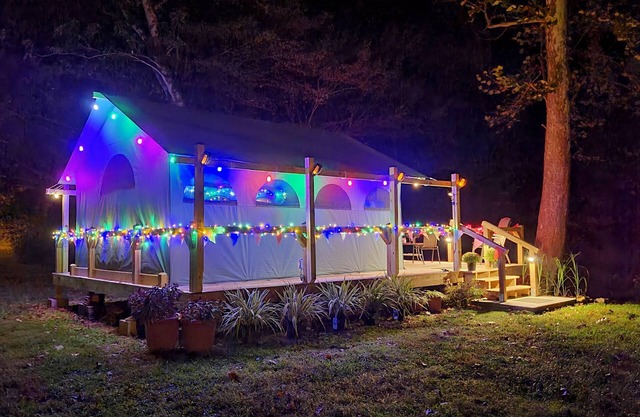 Glamping Creekside w/Private Deck and Bath Housen