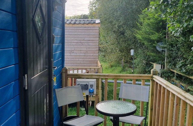 Glamping Hut - Riverside 6