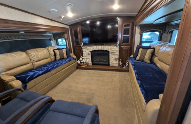Glamping in the heart of the Nature Coast! RV sleeps 6, many amenities onsite!
