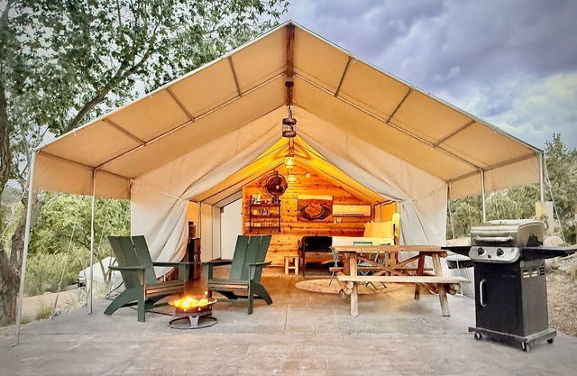 Glamping Tent Near Zion w/AC & Private Bathroom