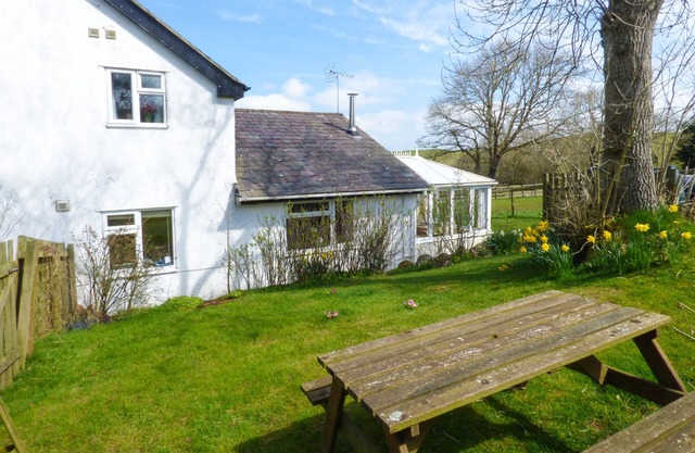 GLAN Y GORS COTTAGE, pet friendly, with open fire in Eglwysbach