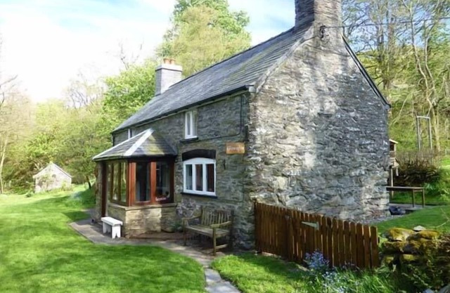 GLANRAFON, family friendly, character holiday cottage in Melin-Y-Wig