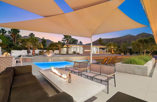 'Glass Retreat' 7 BR, Lap Pool, Firepit, Putting