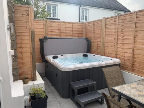 Glebe Cottage - 2 Bedroom Holiday Home - St Florence