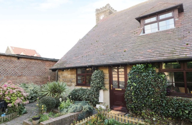 GLEBE HALL APARTMENT, pet friendly in Marske-By-The-Sea