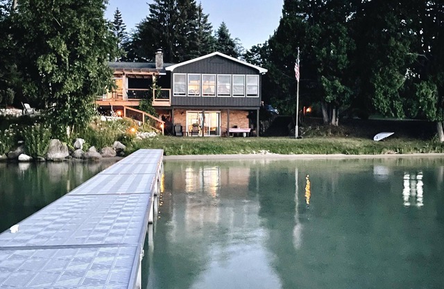 Glen lake Private frontage sleeps 10. 5 bedroom fireplaces! Color tour open