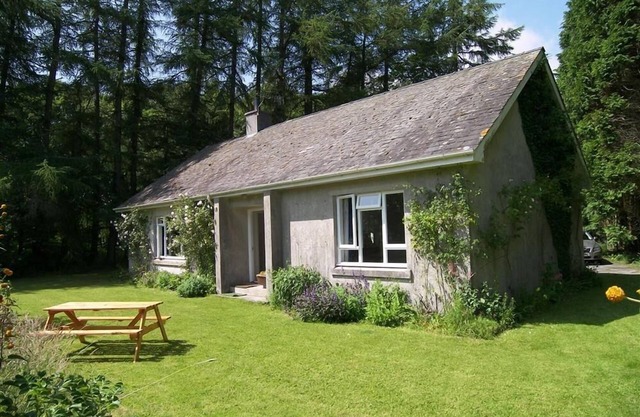 Glenauld Cottage - a cottage that sleeps 6 guests in 3 bedrooms