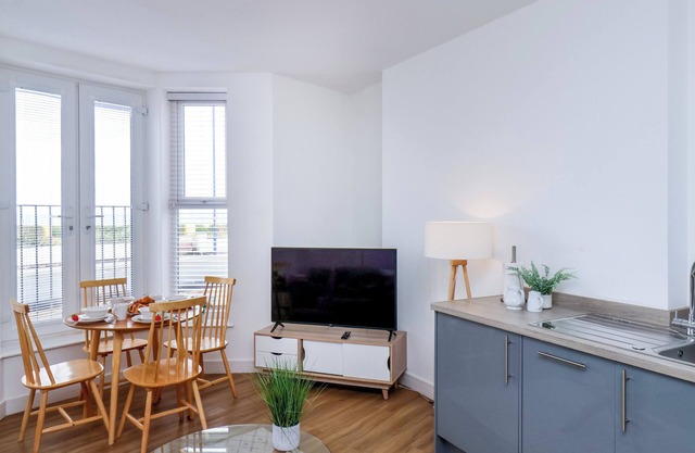 GLENHOLME APARTMENT 1, pet friendly in Redcar