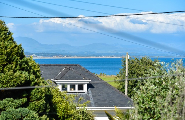 Glenside - Three Bedroom House, Sleeps 6