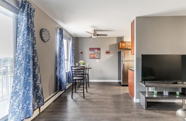Glenview West Apt with Patio - Near Downtown