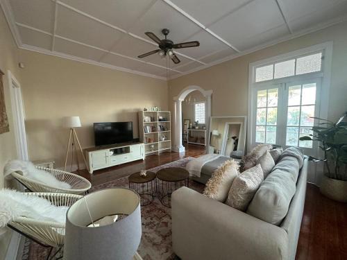 Glenwood Cottage 5km from beach, Art gallery, with garden and pool