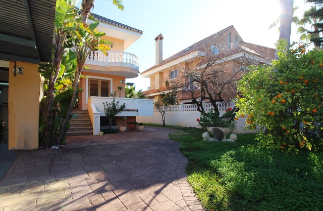 Global Properties: Chalet for 10 people on Corinto beach