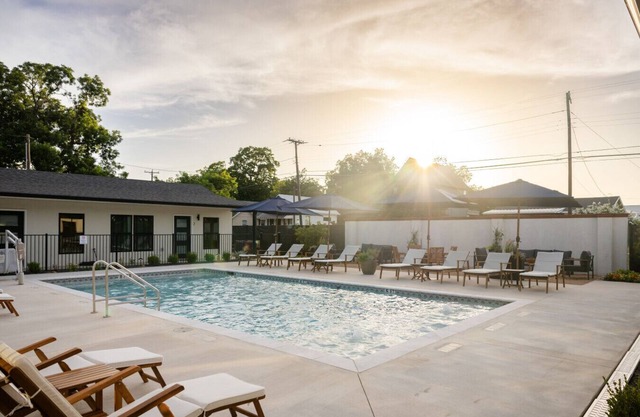 Gloria Inn 2 -5 minutes from Baylor and 2 Blocks to Magnolia