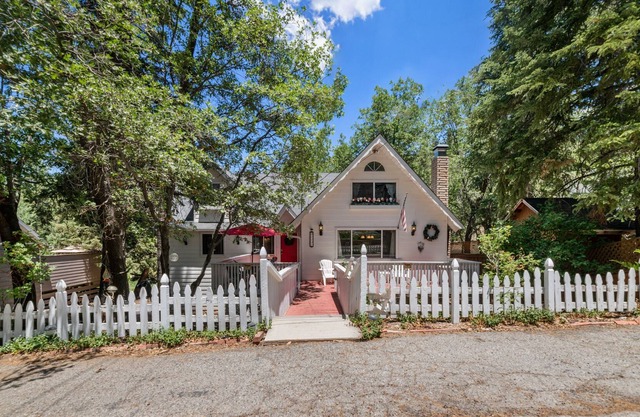Gnome Chalet - Charming Big Bear Country Home! Amazing Craftsmanship And With A Fenced Yard! 3 Bedroom Chalet