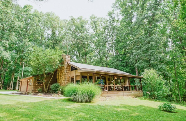 Go fishing! Pet friendly! 4 miles to Nashville!