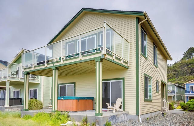 Gold Beach Retreat: Private Hot Tub + Ocean Views!