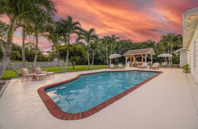 Golden Fall Stay Views, Vibes & Pickleball