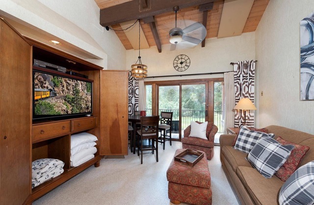 Golden Feather Getaway (#552) |Near Ski - Deck - Golf/AC/Pool/Hot Tub