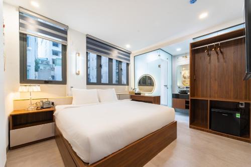 Golden Lunar Hotel - Moonlight Stay in Bui Vien Walking Street