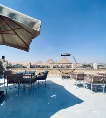 Golden Pyramids Night hotel
